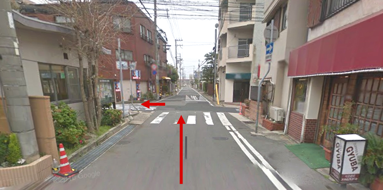 霞ヶ丘交番前(２つめの停留所)で下車してください。下車後、来た道をもどり一つ目の十字路(左手に交番があります)を左にまがります。